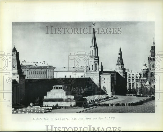 1985, A line forms to enter Lenin's Tomb at Red Square in Moscow - Historic Images