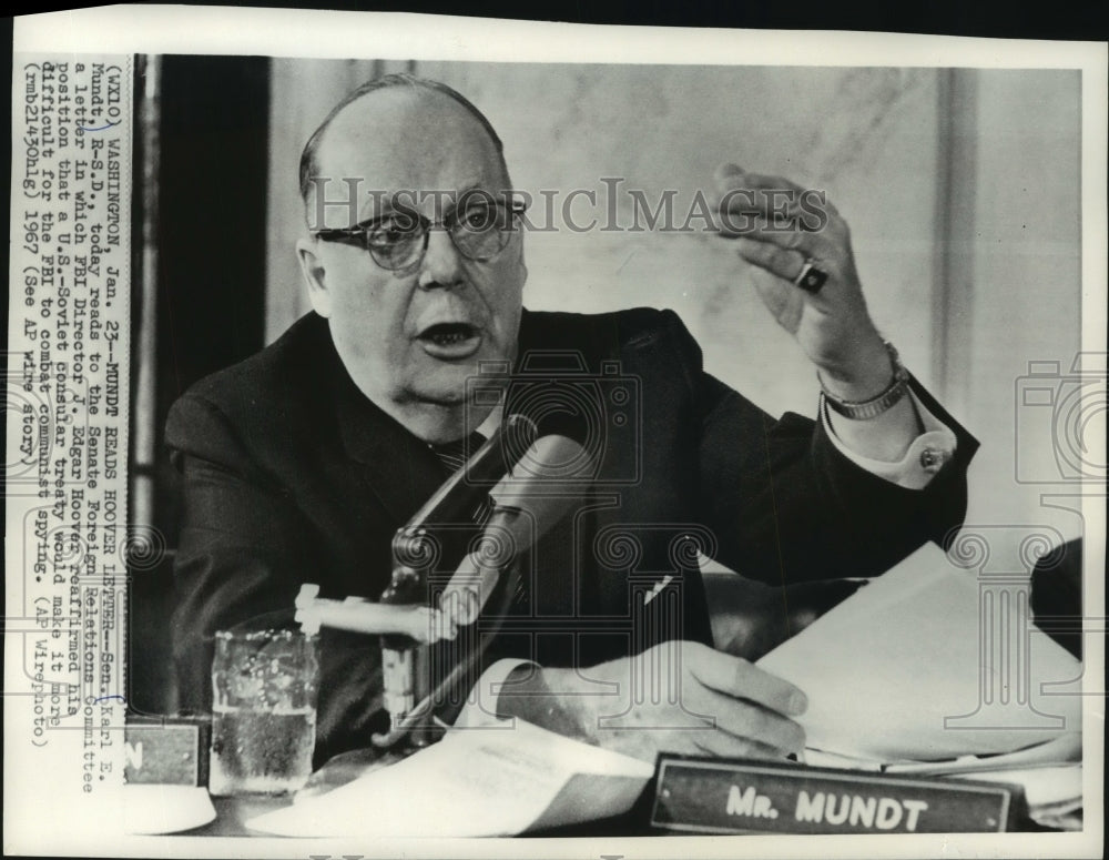 1987, Senator Mundt reads J. Edgar Hoover letter to Senate committee - Historic Images