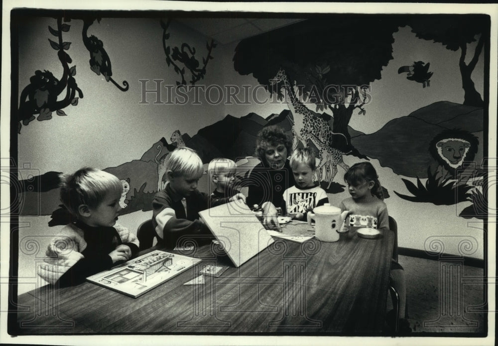 1991 Press Photo Judy Howitt, staffer for Parent&#39;s Place, a child care facility - Historic Images