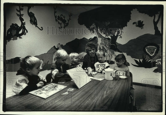 1991 Press Photo Judy Howitt, staffer for Parent's Place, a child care facility - Historic Images