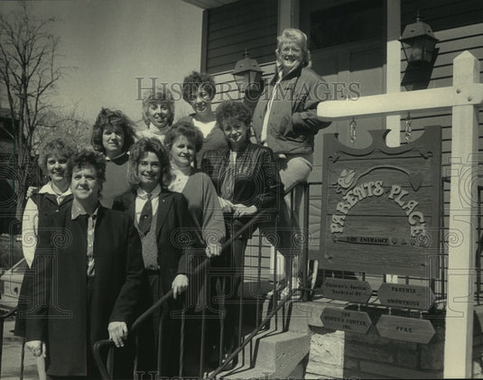 1986, The staff of Parents Place in Waukesha pose for picture - Historic Images