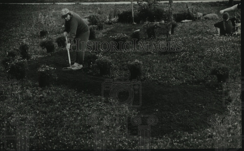 1994 Press Photo Steve Derdziak prepares flowerbed for planting, Milwaukee - Historic Images