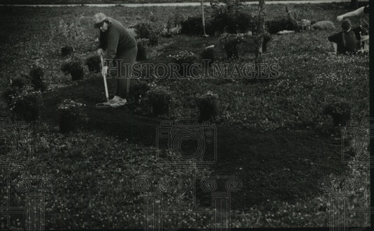 1994 Press Photo Steve Derdziak prepares flowerbed for planting, Milwaukee - Historic Images