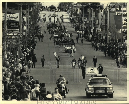 1988 Spectators line up for St. Patrick's Day Parade in Milwaukee - Historic Images
