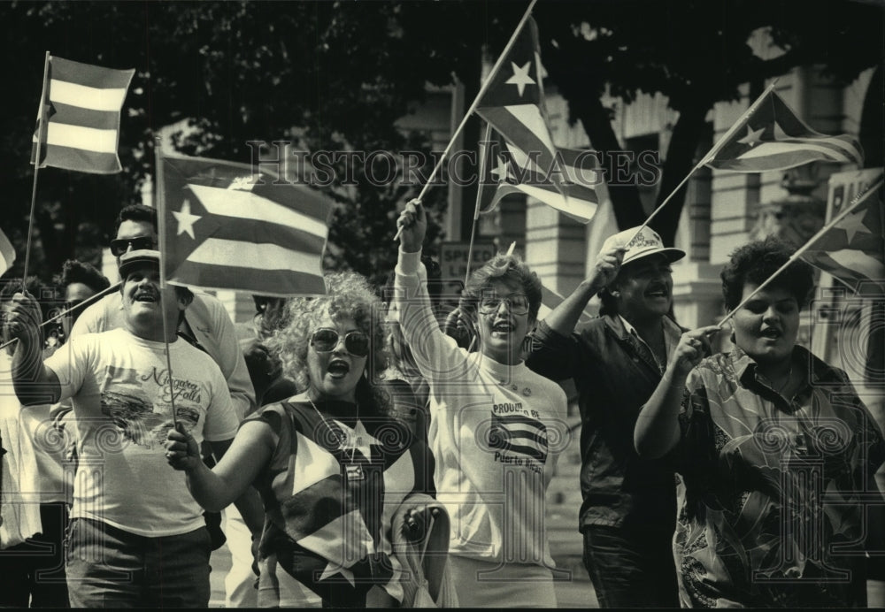 1986, Milwaukee&#39;s Puerto Rican community marched in Parade - Historic Images