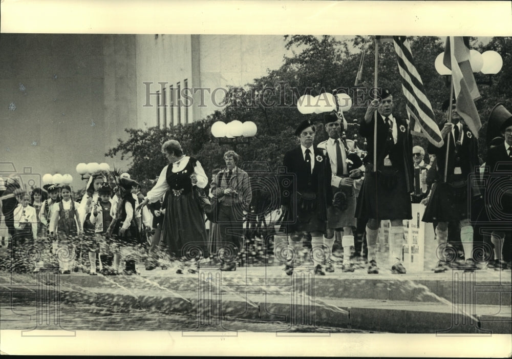 1987 Press Photo Children wearing national costumes march in Milwaukee parade - Historic Images