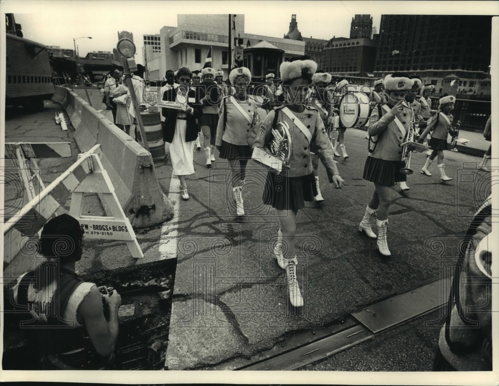 1989 Press Photo Gladsaxe Girl Guard from Denmark march in Milwaukee parade - Historic Images