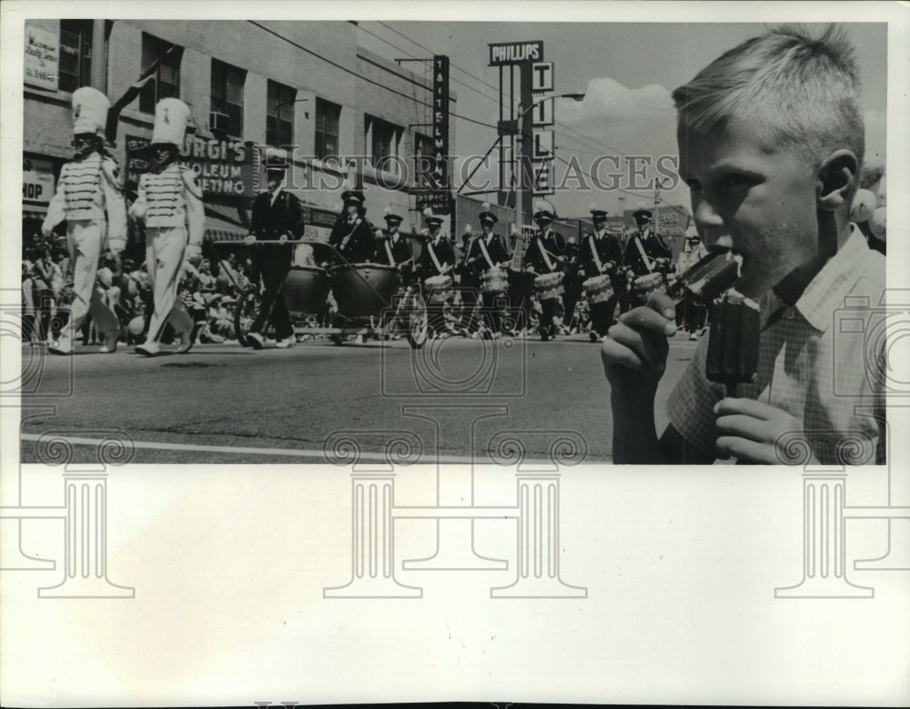 1965 Press Photo William Oldenburg eats two ice creams watching Milwaukee parade - Historic Images