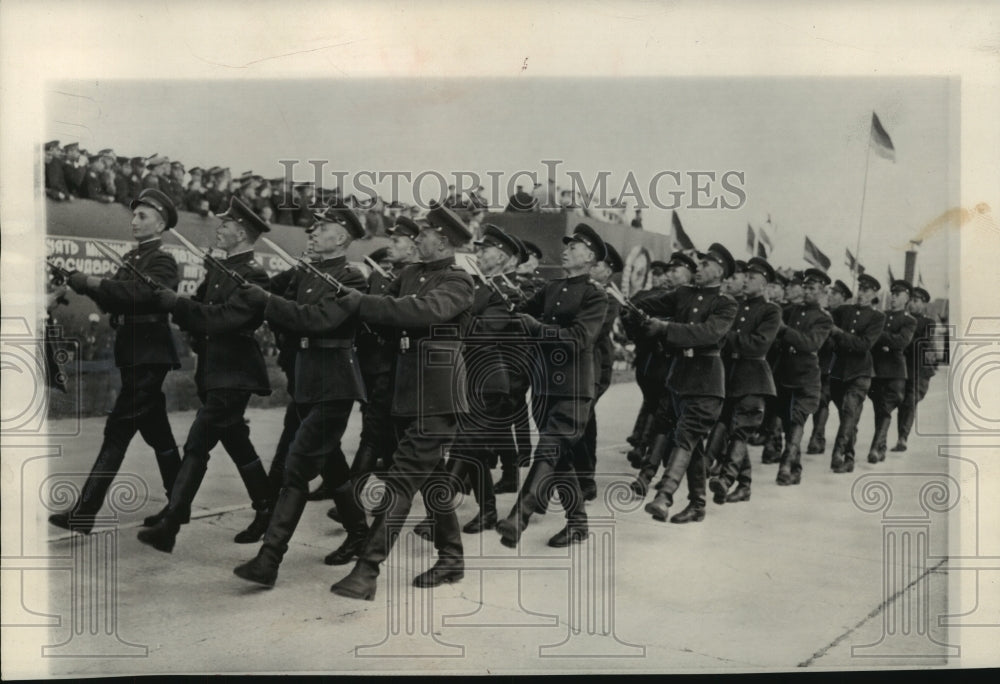 1956 Press Photo Russian troops parade at Brandenburg Airfield East Germany - Historic Images