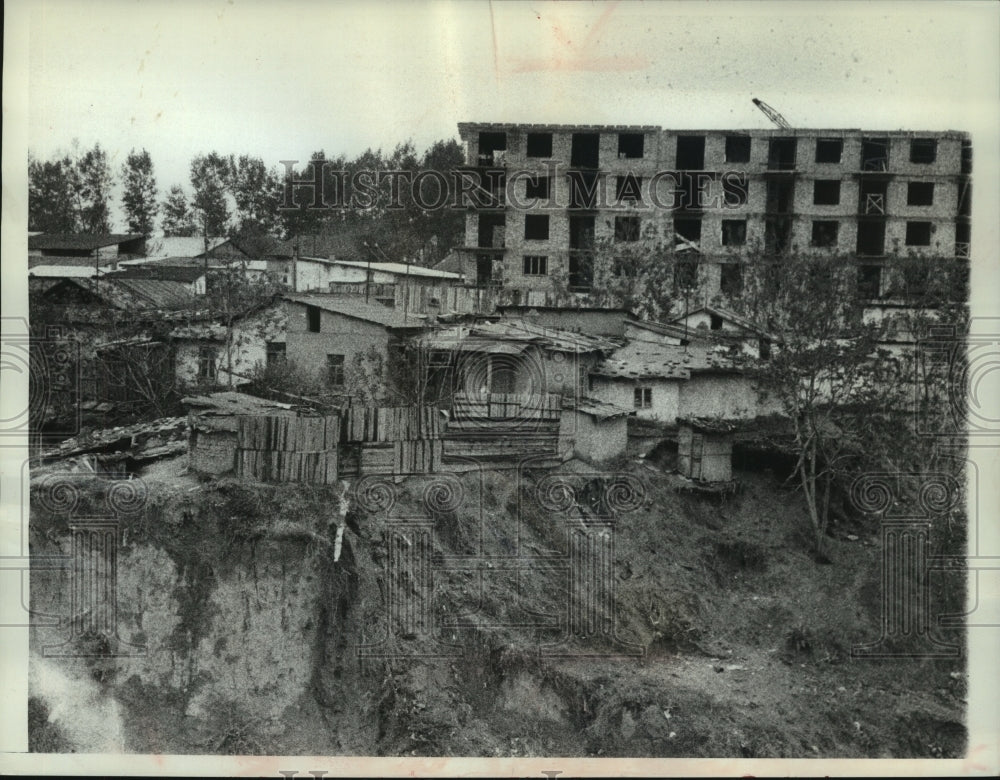 1961 Press Photo New apartments built next to mud houses, shacks, Tashkent - Historic Images