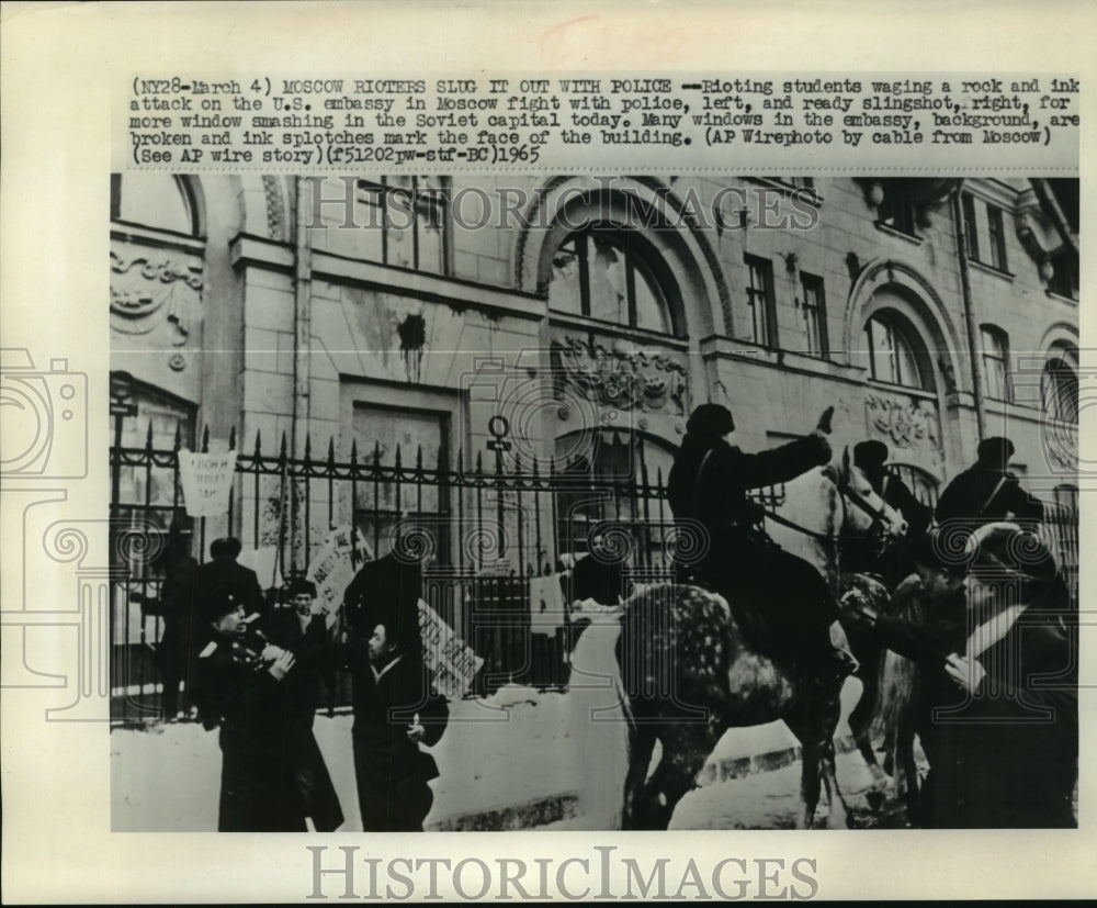1965 Press Photo Rioting students waging a attack on the U.S. Embassy in Moscow. - Historic Images