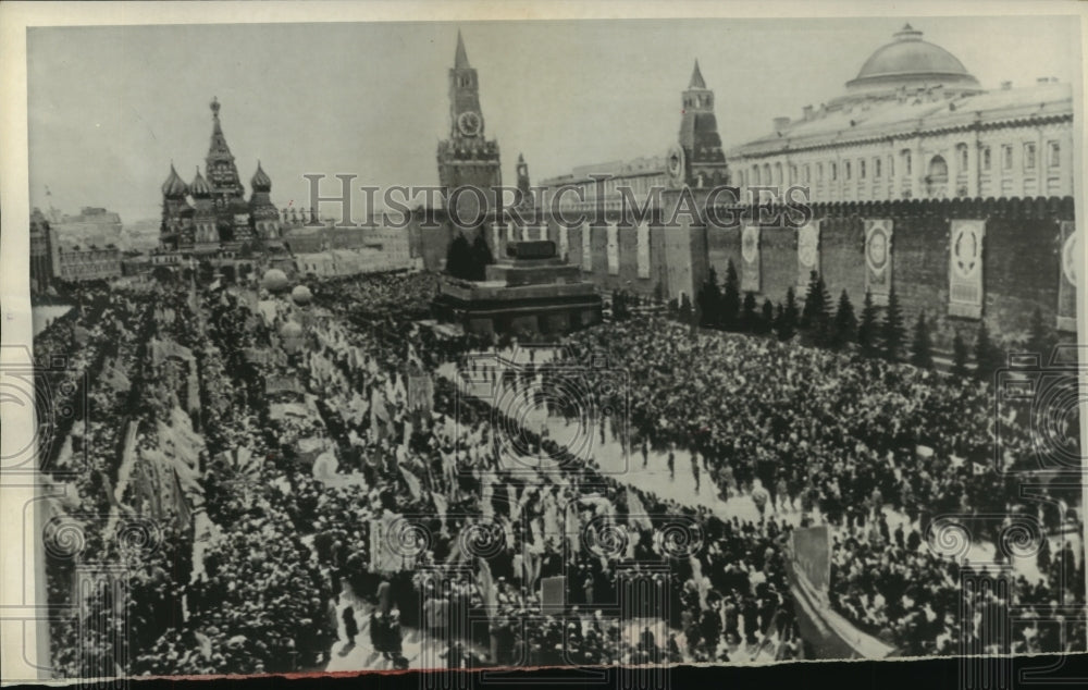 1961 Press Photo Thousands line up for Moscow&#39;s Red Square May Day celebration - Historic Images