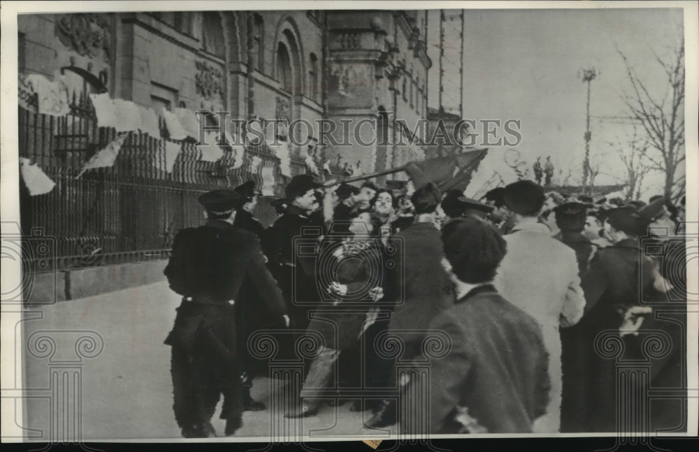 1961 Press Photo Moscow police push back demonstrators at American embassy - Historic Images