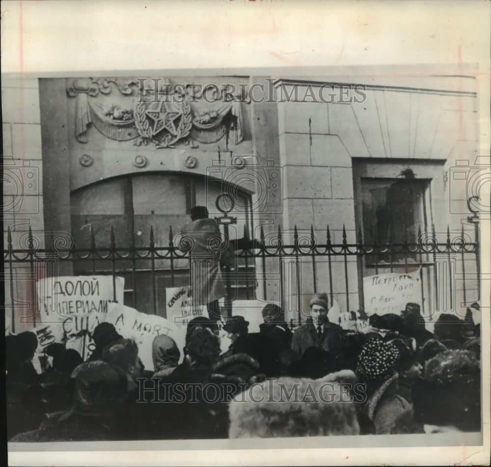 1964, Student climbs fence outside US embassy in Moscow - mjc01919 - Historic Images