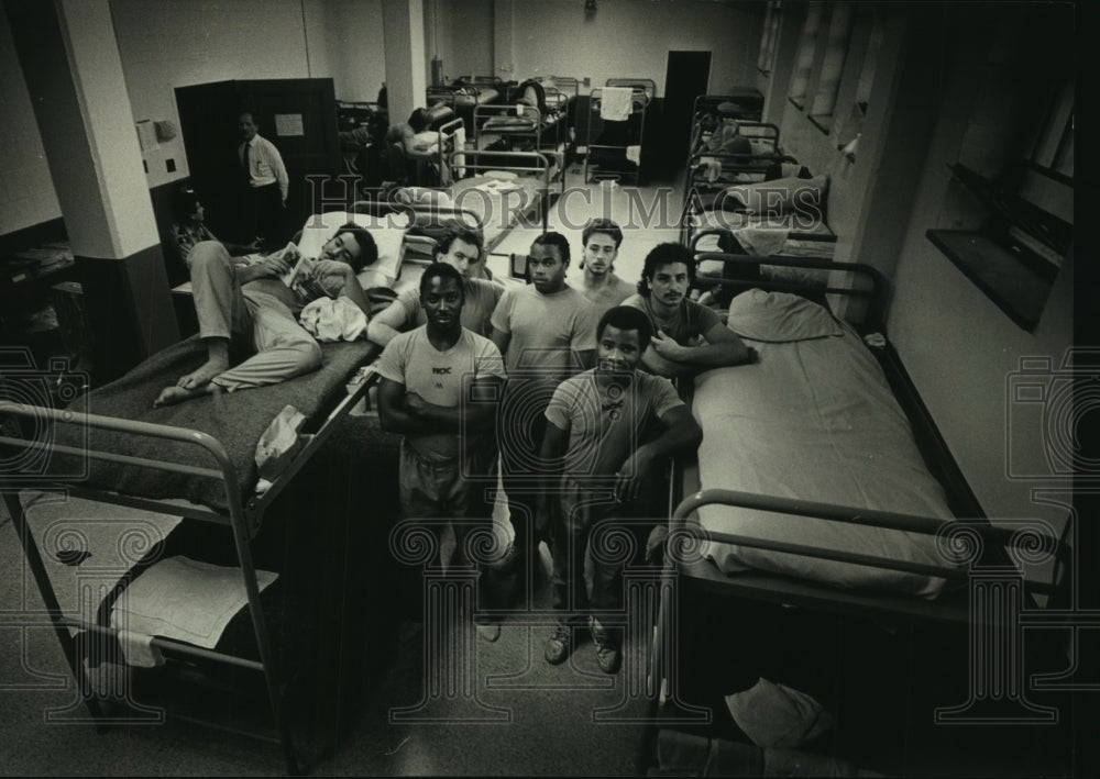 1988 Press Photo Men pose in crowded dormitory, House of Corrections, Milwaukee - Historic Images