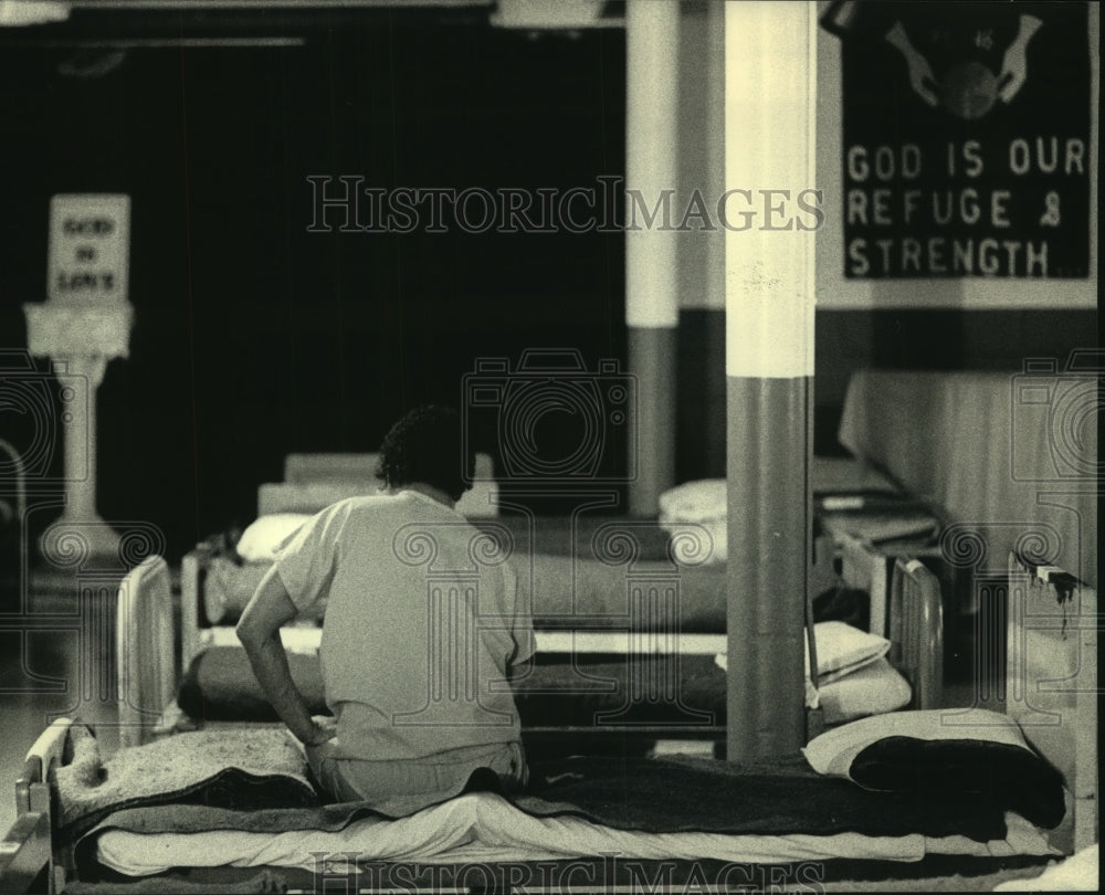 1987 Press Photo Men on bed, chapel converted to dormitory, House of Correction - Historic Images