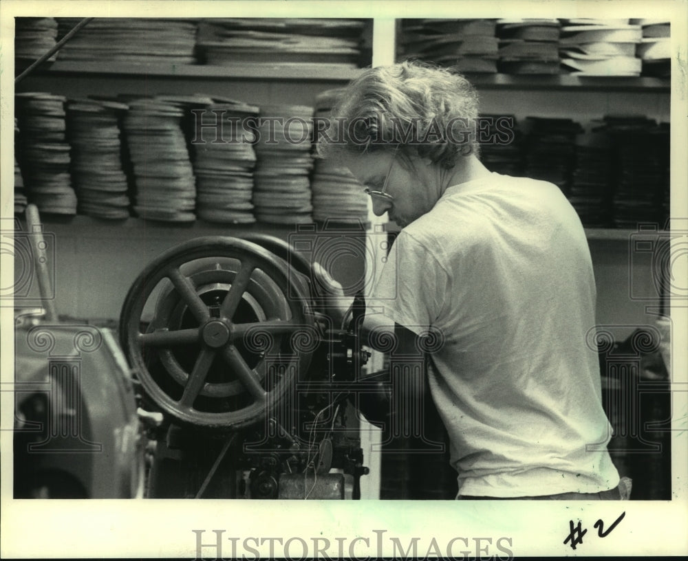 1984 Press Photo House of Corrections inmate, Thomas Remsik, repairs shoe - Historic Images