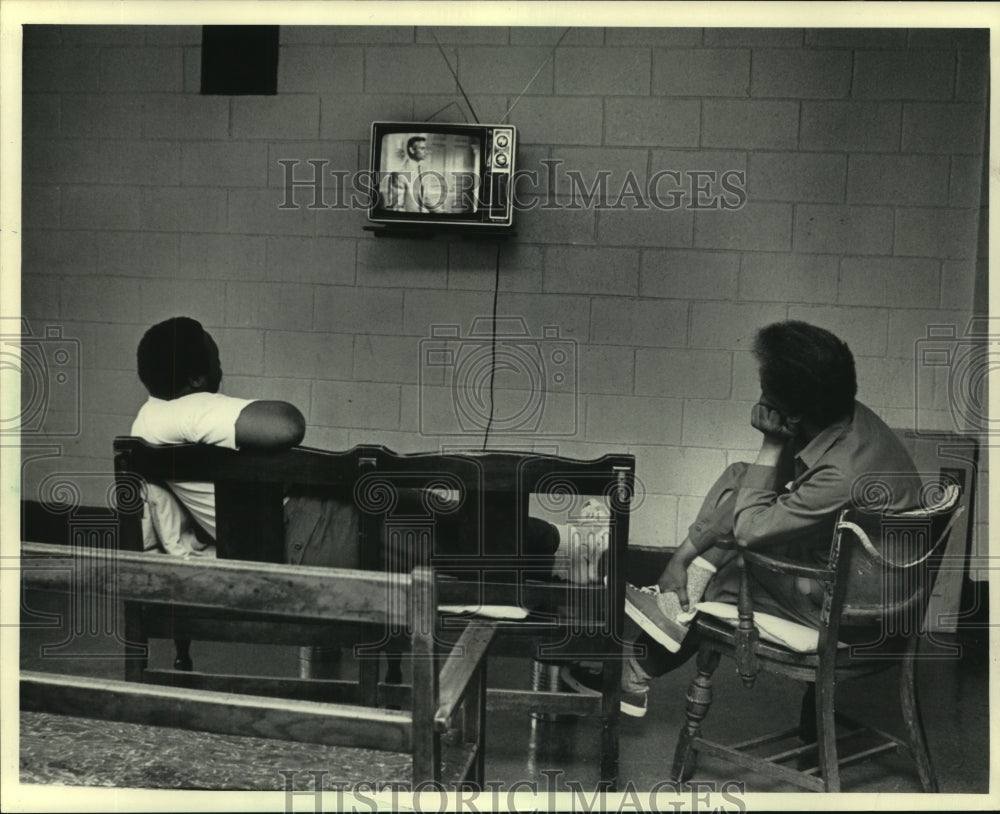 1984 Press Photo Inmates watch television, House of Corrections Milwaukee - Historic Images