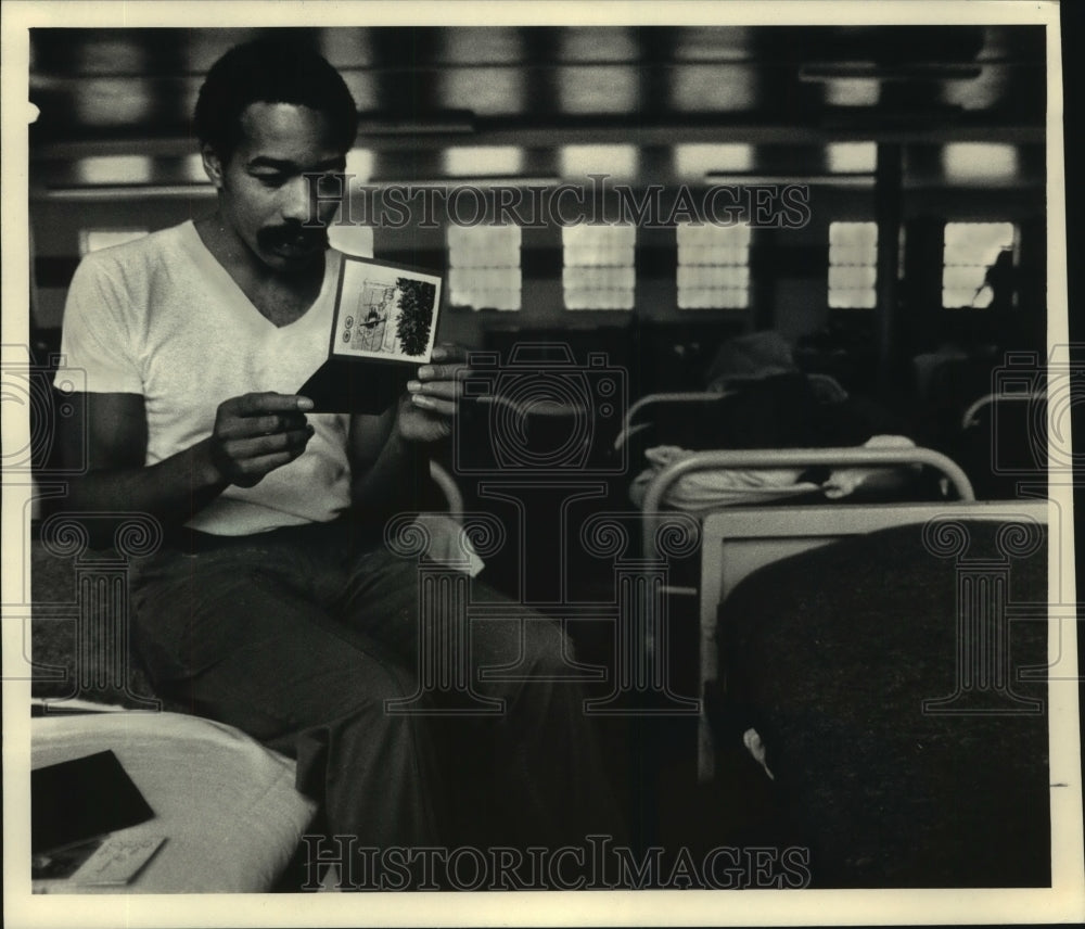 1986, Inmate, House of Corrections, Milwaukee, reads Christmas Card - Historic Images