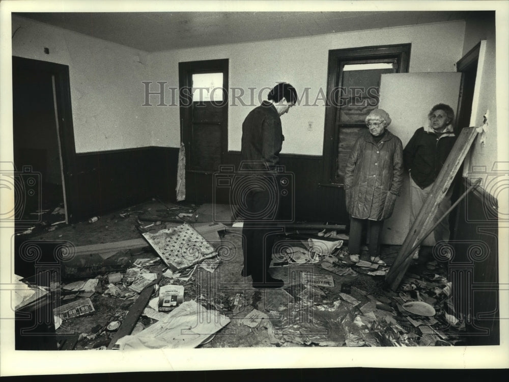 1990 Press Photo Reporter Jim Stingl, His Mother, And Neighbor In Their Home - Historic Images