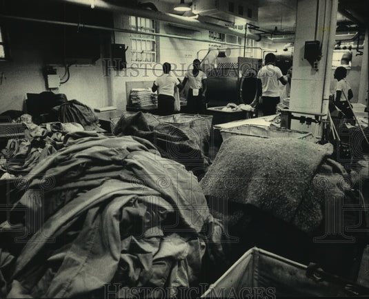 1987 Press Photo Inmates Work In Laundry Room At House Of Correction - mjc01950 - Historic Images