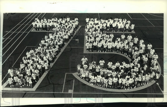 1990, Hundreds of Students and Staff From Parish School in Shorewood - Historic Images