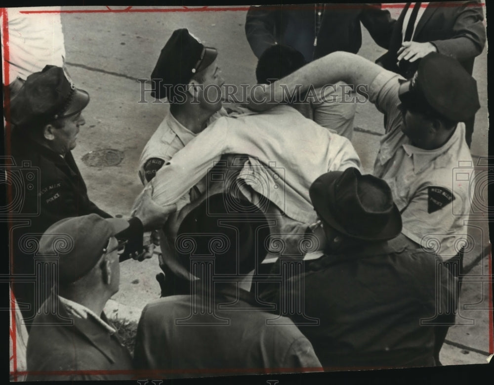 1964 Press Photo West Allis Policeman with Picketer, Pressed Steel Tank Company - Historic Images