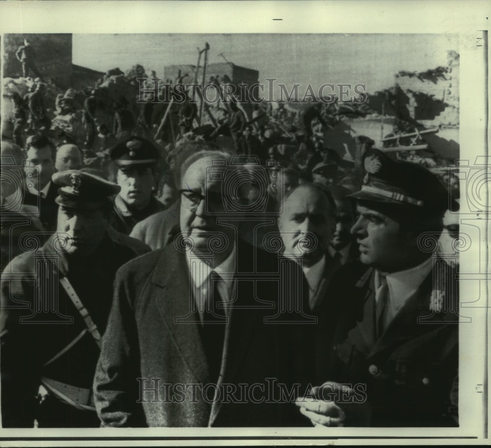 1968 Press Photo Giuseppe Saragat Views Ruins In Montevago After Earthquake - Historic Images