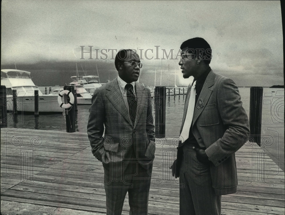 1972 Press Photo Orville Pitts And Bob Brown Talk On Pier Near Cherney Home - Historic Images