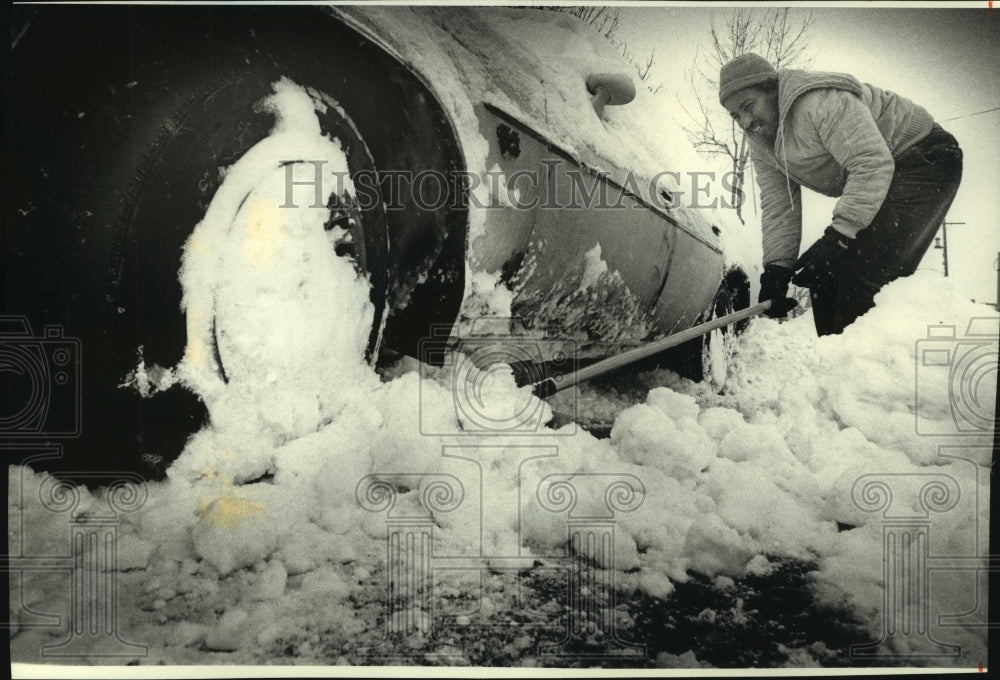 1993, Dave Byrd digs out his car in Milwaukee after plows buried it. - Historic Images