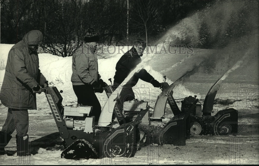 1989 Press Photo Sales managers try new Simplicity Manufacturing snow throwers - Historic Images