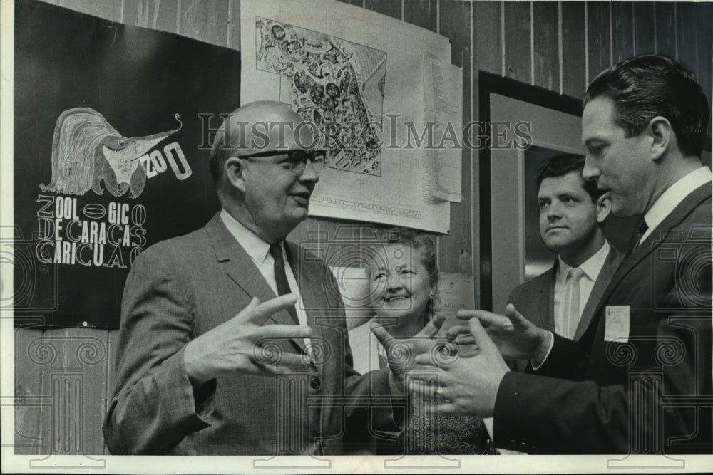 1965 Press Photo George Speidel, others talking new zoo planning at Caracas. - Historic Images
