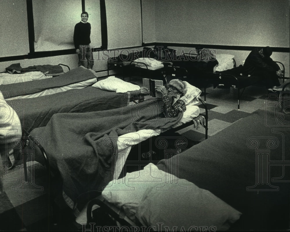 1988 Press Photo Dormitory of Guest House Shelter at St. Gall Catholic Church - Historic Images