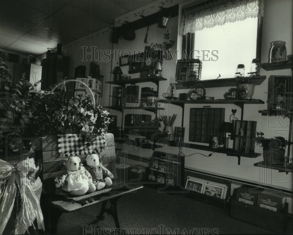 Press Photo Antique Shop in Osseo, Wisconsin - mjc02166 - Historic Images