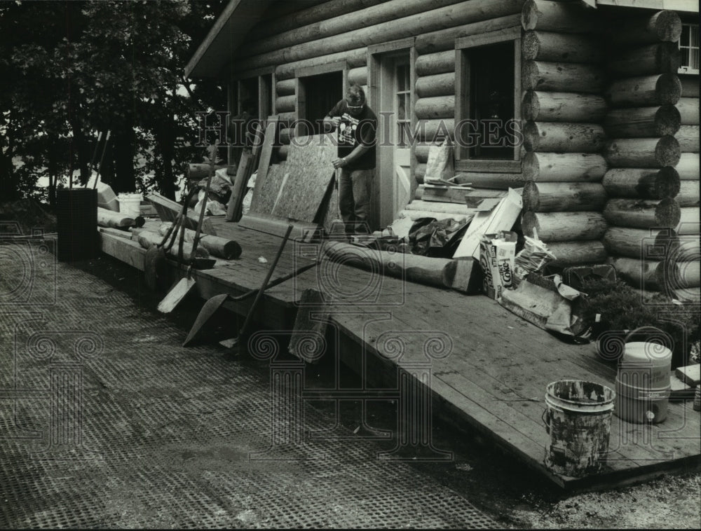 1993 Press Photo Volunteer Ron Clausing cleans up cabin-Ottawa Lake campground - Historic Images