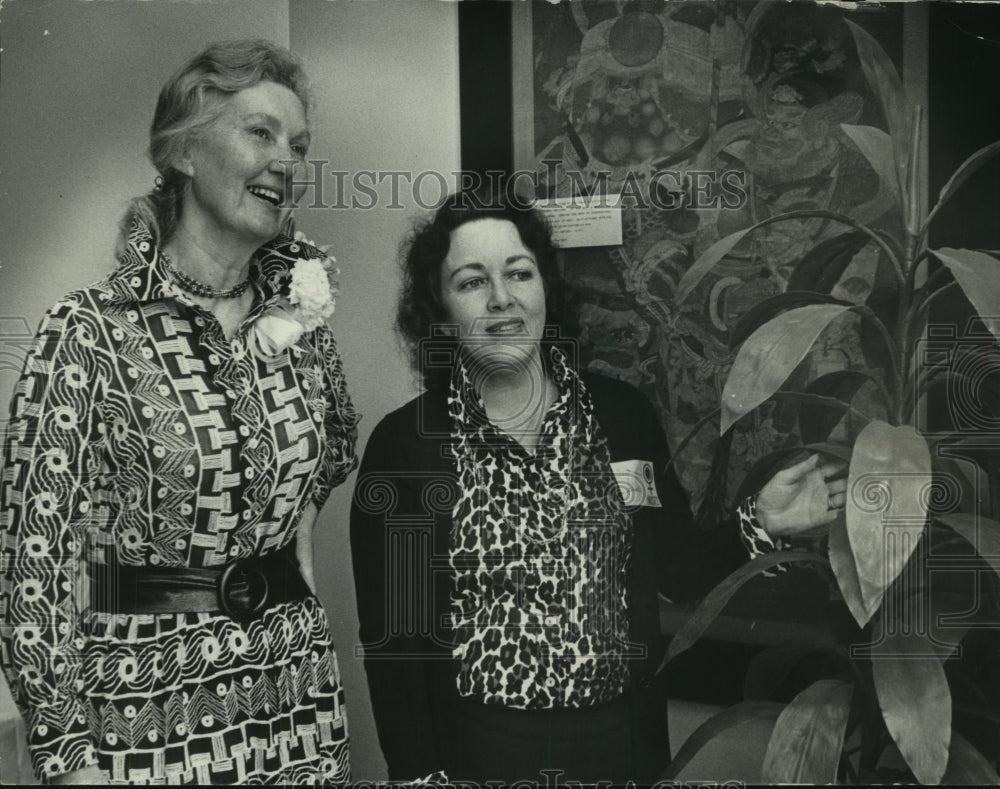 1974 Press Photo Lorrie Otto and Mrs. John H. Schmidt at Riveredge Nature Center-Historic Images
