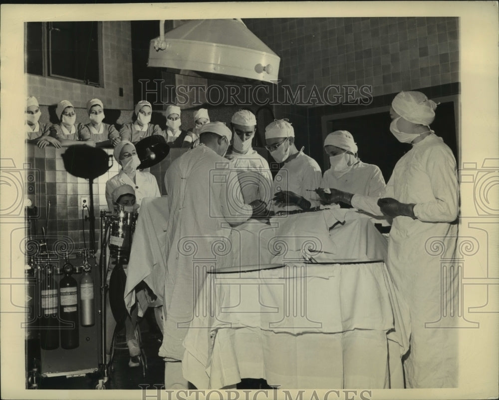 Press Photo Hospital operation viewing room, doctors operate, students look on - Historic Images