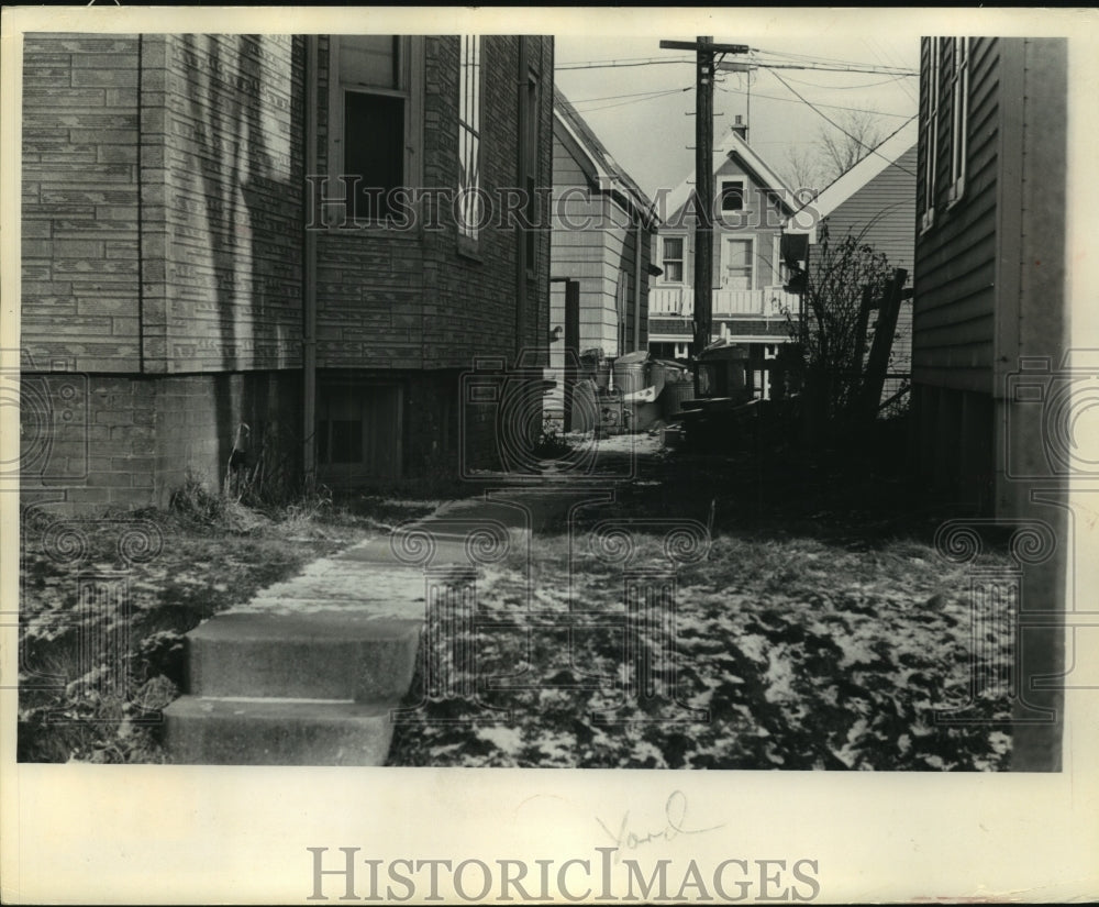 Press Photo Garbage spilled from cans at slum housing in Milwaukee - mjc02236 - Historic Images