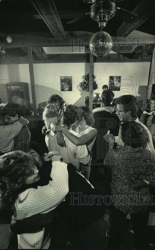 1986, Dancers took to the floor at teen bar, Cimmerons - mjc02265 - Historic Images