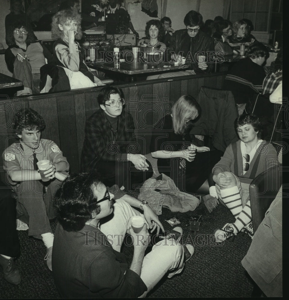 1981 Press Photo Teenagers hang out at Starship Club - mjc02266 - Historic Images