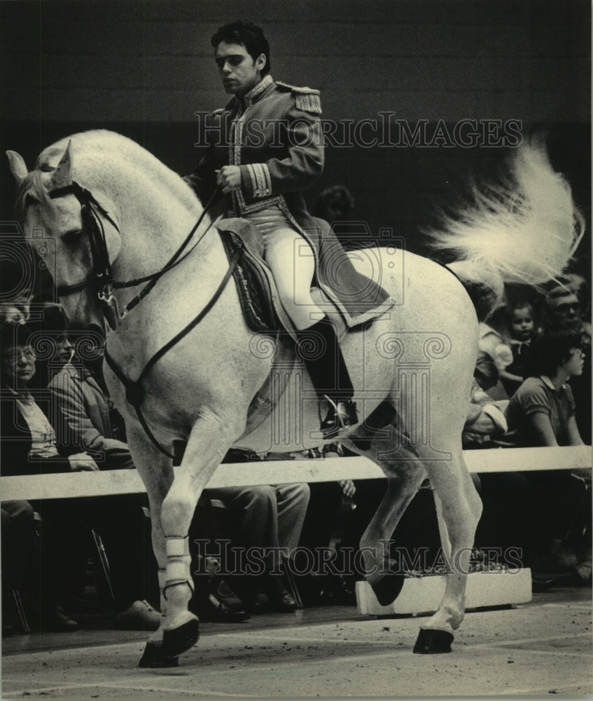 1984 Press Photo Lipizzan stallion and rider at Waukesha Exposition Center - Historic Images