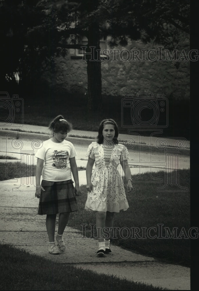 1989 Press Photo Yana Kleytman and Julia Izbersky taking a walk, Milwaukee - Historic Images