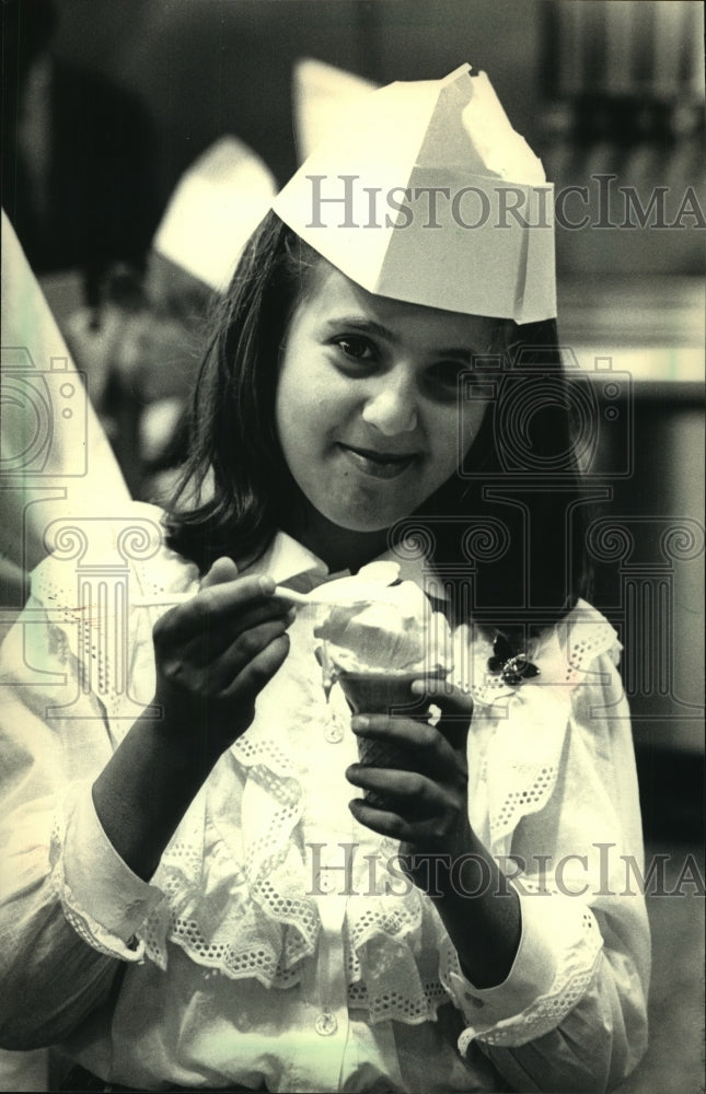 1987, Soviet children visiting Milwaukee sample frozen custard - Historic Images