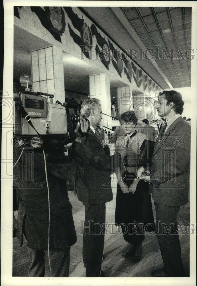 1989, Western-style Soviet television crew interviews a deputy - Historic Images