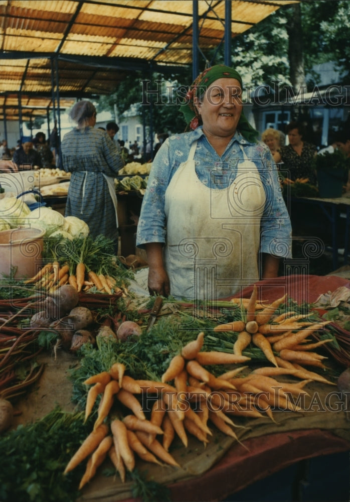 1989 Press Photo Woman displays vegetables in Tashkent, Russia market - Historic Images