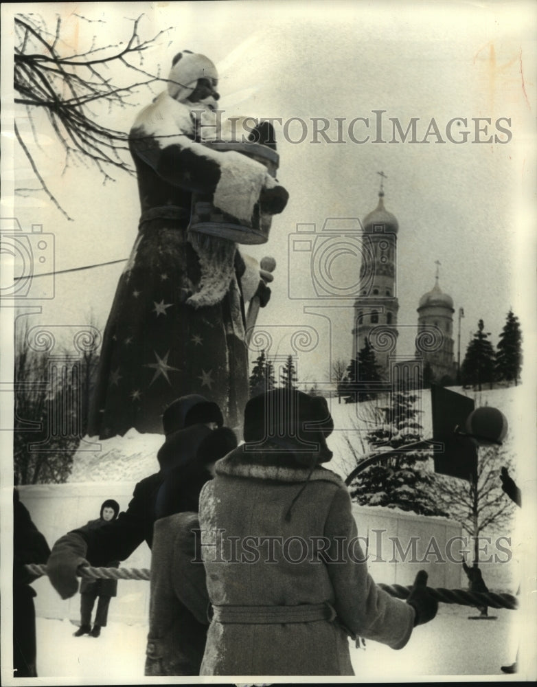 Press Photo A 75 foot talking statue of Dyed Moroz at the Kremlin in Moscow - Historic Images