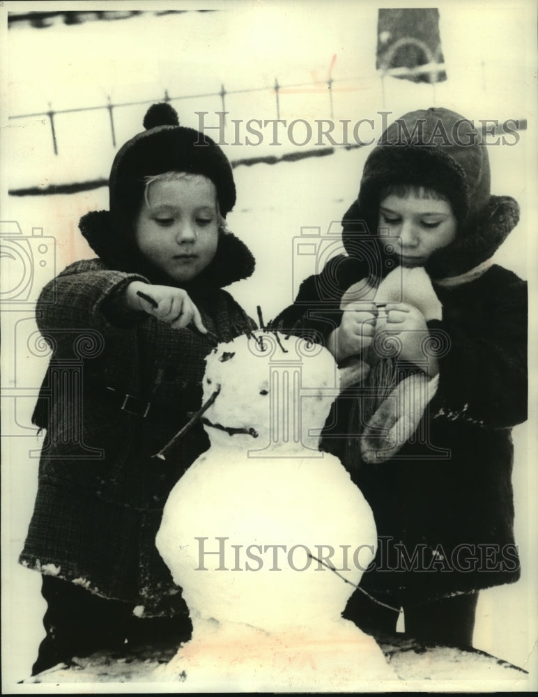 1975 Press Photo Russian children build a snowman in Moscow - mjc02346 - Historic Images