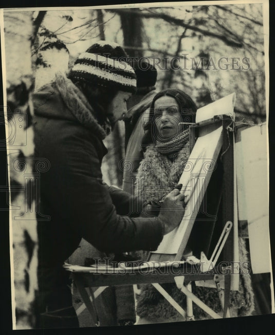 1988 Press Photo Artist Details Portrait of Visitor at Moscow's Bitsa Park - Historic Images