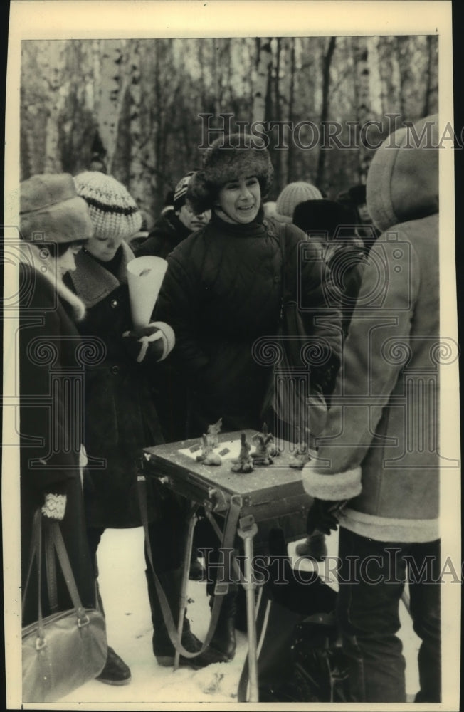 1988 A Crowd Gathers Around Craftswoman at Market in Russia - Historic Images
