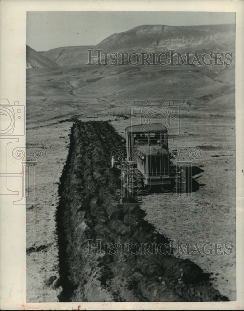 1954 Press Photo Tractor Pulls Plow Through Virgin Soil in Eastern Russia - Historic Images